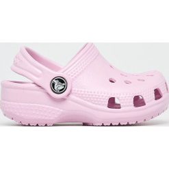 Crocs - Klapki dziecięce. Różowe sandały dziewczęce Crocs, z materiału, bez zapięcia. W wyprzedaży za 79,90 zł.