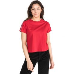 Levi's Varsity Koszulka Czerwony. Czerwone koszulki damskie Levi's®, s, bez wzorów, z bawełny, bez kołnierzyka. Za 154,95 zł.