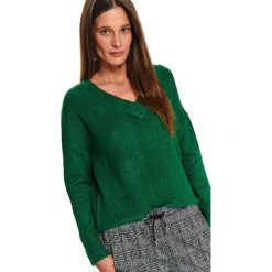 SWETER Z DEKOLTEM W SEREK. Zielone swetry damskie Top Secret, na zimę, bez wzorów, z jeansu, klasyczne, bez rękawów, bez kaptura. Za 129,99 zł.
