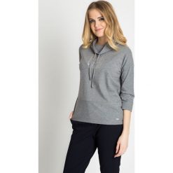 Szara bluza z dżetami z przodu QUIOSQUE. Szare bluzy sportowe damskie marki QUIOSQUE, z jeansu, z długim rękawem, długie. W wyprzedaży za 49,99 zł.