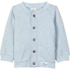 Kurtka "Belos" w kolorze błękitnym. Niebieskie bluzy niemowlęce marki name it boys, z bawełny. W wyprzedaży za 45,95 zł.