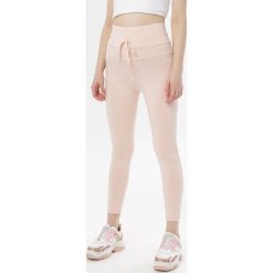 Jasnoróżowe Legginsy Mariris. Różowe legginsy damskie Born2be, s, bez wzorów. W wyprzedaży za 59,99 zł.
