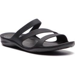 Klapki CROCS - Swiftwater Sandal W 203998 Black/Black. Czarne klapki damskie Crocs, bez wzorów, z tworzywa sztucznego, bez obcasa. Za 159,00 zł.
