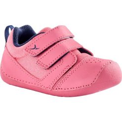 Buty 500 I LEARN dla maluchów. Różowe buciki niemowlęce DOMYOS, z poliesteru, bez zapięcia. Za 69,99 zł.