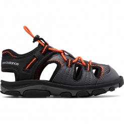 New Balance K2029BON. Czarne klapki chłopięce marki New Balance, z gumy. W wyprzedaży za 69,99 zł.