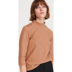 Dzianinowa bluzka ze stójką - Brązowy. Pomarańczowe bluzki damskie Reserved, xl, bez wzorów, z dzianiny, ze stójką, bez rękawów. W wyprzedaży za 29,99 zł.