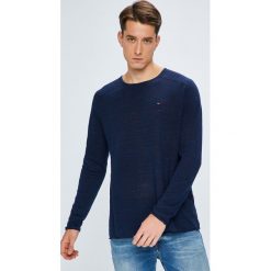 Tommy Jeans - Sweter. Niebieskie swetry męskie Tommy Jeans, m, bez wzorów, z bawełny, z okrągłym kołnierzem, bez kaptura. W wyprzedaży za 219,90 zł.
