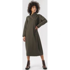 Khaki Sukienka Lorenoe. Brązowe sukienki damskie Born2be, xl, bez wzorów, z dzianiny, bez kołnierzyka, bez rękawów. Za 109,99 zł.