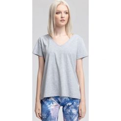 T-shirt damski TSD415 - ciepły jasny szary melanż. Szare t-shirty damskie 4f, bez wzorów, bez kołnierzyka. W wyprzedaży za 29,99 zł.