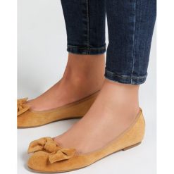 Camelowe Balerinki Arwen. Brązowe baleriny damskie Renee, bez wzorów, z jeansu, bez obcasa, na płaskiej podeszwie. Za 59,99 zł.
