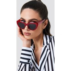 NA-KD Accessories Okulary przeciwsłoneczne kocie oczy - Red. Czerwone okulary przeciwsłoneczne damskie marki NA-KD Accessories. W wyprzedaży za 36,57 zł.