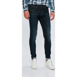 Pepe Jeans - Jeansy Finsbury. Niebieskie jeansy męskie marki Pepe Jeans, z aplikacjami, z elastanu. W wyprzedaży za 259,90 zł.