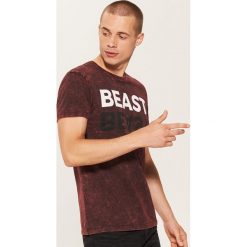 T-shirt z napisem - Czerwony. Czerwone t-shirty męskie marki House, l, z napisami. Za 49,99 zł.