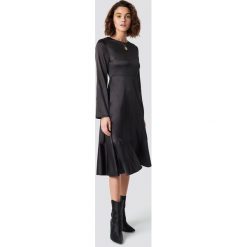 Emilie Briting x NA-KD Satynowa sukienka z długim rękawem - Black. Czarne sukienki damskie marki Emilie Briting x NA-KD, bez wzorów, z satyny, bez kołnierzyka, z długim rękawem, długie, midi, w kształcie a. W wyprzedaży za 145,77 zł.