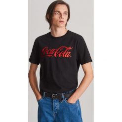 T-shirt Coca-Cola - Czarny. Czarne t-shirty męskie Reserved, s, bez wzorów, bez kołnierzyka. Za 59,99 zł.