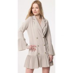 Beżowa Sukienka Be Introduced. Brązowe sukienki damskie marki Born2be, m, bez wzorów, eleganckie, z wykładanym kołnierzem, bez rękawów, mini, plisowane. Za 119,99 zł.