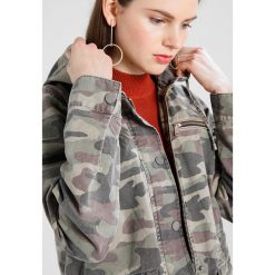 Parki damskie: Mint Velvet CAMO EMBROIDERED Parka green
