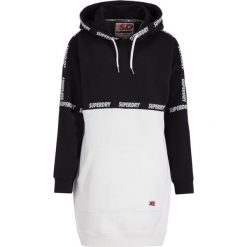 Sukienka dzianinowa Superdry W8000018A. Czarne sukienki damskie Superdry, bez wzorów, z bawełny, bez kołnierzyka, bez rękawów. W wyprzedaży za 209,00 zł.