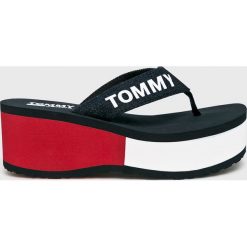 Tommy Jeans - Japonki. Niebieskie klapki damskie Tommy Jeans, bez wzorów, z jeansu, bez obcasa, na obcasie. W wyprzedaży za 199,90 zł.