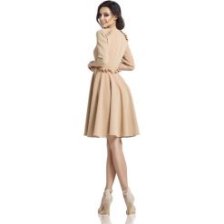 Kobieca sukienka z falbankami ciepły beż. Sukienki dziewczęce Lemoniade, bez wzorów, eleganckie, bez rękawów, rozkloszowane. W wyprzedaży za 125,00 zł.