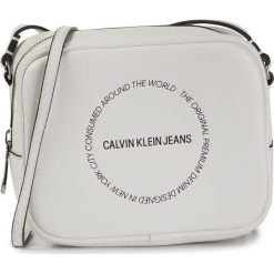 Torebka CALVIN KLEIN JEANS - Sculpted Camera Bag K60K606160 YAF. Białe listonoszki damskie Calvin Klein Jeans, bez wzorów, z jeansu, bez dodatków. W wyprzedaży za 199,00 zł.