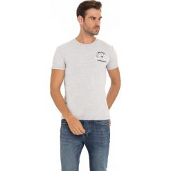 T-shirt w kolorze szarym. Szare t-shirty męskie Denim Culture, s, z nadrukiem, z bawełny, z okrągłym kołnierzem. W wyprzedaży za 59,95 zł.
