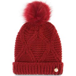 Czapka GUESS - AW6801 WOL01 M SNG. Czerwone czapki damskie Guess, z aplikacjami, z materiału. W wyprzedaży za 149,00 zł.