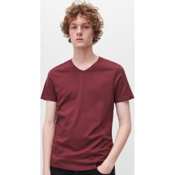 T-shirt z dekoltem w serek -. T-shirty męskie Reserved, s, bez wzorów, z dekoltem w serek. Za 25,99 zł.