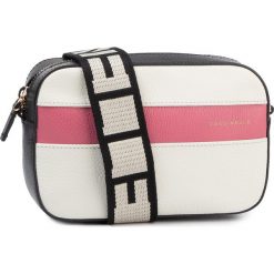 Torebka COCCINELLE - FV3 Mini Bag E5 FV3 55 I1 31 Chalk/Noi/Blus 601. Brązowe listonoszki damskie Coccinelle, bez wzorów, ze skóry, klasyczne, bez dodatków. Za 849,00 zł.
