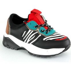 Sneakersy w kolorze czarnym. Czarne trampki dziewczęce Rock & Joy, z aplikacjami, na sznurówki. W wyprzedaży za 85,95 zł.