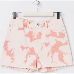 Jeansowe szorty tie dye - Wielobarwny. Szorty damskie Sinsay, bez wzorów, z jeansu. Za 59,99 zł.
