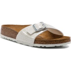 Klapki BIRKENSTOCK - Madrid Bs 1009045 Magic Snake White. Szare klapki damskie Birkenstock, bez wzorów, ze skóry ekologicznej, bez obcasa. Za 249,00 zł.