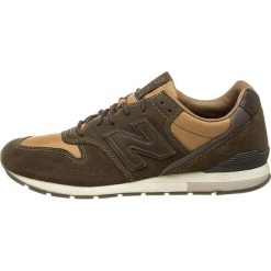 Sneakersy w kolorze khaki. Brązowe sneakersy męskie New Balance, na sznurówki. W wyprzedaży za 259,95 zł.