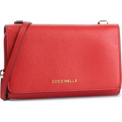 Torebka COCCINELLE - DV3 Mini Bag E5 DV3 55 19 05 Coquelicot R09. Czerwone listonoszki damskie Coccinelle, bez wzorów, ze skóry, na ramię, bez dodatków. W wyprzedaży za 519,00 zł.