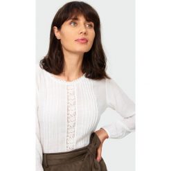 Elegancka bluzka z koronką. Bluzki damskie Greenpoint, w koronkowe wzory, z poliesteru, eleganckie, bez kołnierzyka, bez rękawów. Za 99,99 zł.