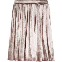 The New GLACE SKIRT Spódnica plisowana adobe rose. Czerwone spódniczki dziewczęce The New, z materiału. Za 189,00 zł.
