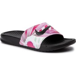 Klapki NIKE - Benassi Jdi Print 618919 030 Black/Black/Active Fuchsia. Różowe klapki damskie Nike, bez wzorów, ze skóry ekologicznej, bez obcasa. Za 129,00 zł.
