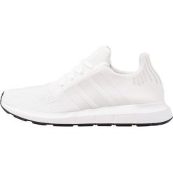 Adidas Originals SWIFT RUN Tenisówki i Trampki white. Białe tenisówki damskie marki adidas Originals, z materiału. W wyprzedaży za 303,20 zł.