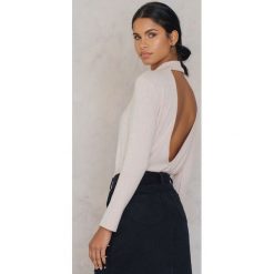 NA-KD Sweter z odkrytymi plecami - Pink. Różowe swetry damskie NA-KD, bez wzorów, z elastanu, z długim rękawem, długie, bez kaptura. W wyprzedaży za 48,58 zł.
