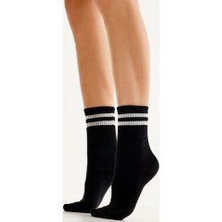 Sportowe skarpetki. Czarne skarpetki damskie Pull&Bear, bez wzorów. Za 15,90 zł.