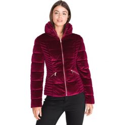 Guess Teoma Kurtka Czerwony. Czerwone kurtki damskie Guess, s, z aplikacjami, z poliesteru. Za 702,95 zł.