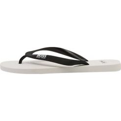 BOSS Green WAVE LUX Japonki kąpielowe white. Białe kąpielówki męskie marki BOSS Green, z tworzywa sztucznego. Za 169,00 zł.