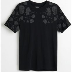 T-shirt ze strukturalnym printem - Czarny. Czarne t-shirty męskie Reserved, s, bez wzorów, bez kołnierzyka. Za 49,99 zł.