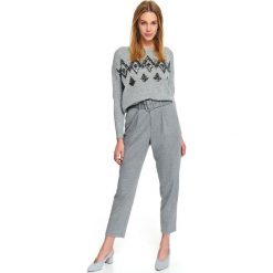 Luźny sweter z cekinową aplikacją. Szare swetry damskie Top Secret, na zimę, z aplikacjami, z dzianiny, z krótkim rękawem, krótkie, bez kaptura. W wyprzedaży za 99,99 zł.