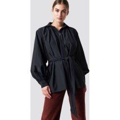 NA-KD Trend Koszula z bufiastym rękawem - Black. Czarne koszule wiązane damskie marki NA-KD Trend, w paski. W wyprzedaży za 80,97 zł.