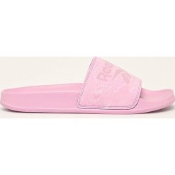 Reebok - Klapki. Różowe klapki damskie Reebok, bez wzorów, z gumy, bez obcasa, na obcasie. W wyprzedaży za 79,90 zł.