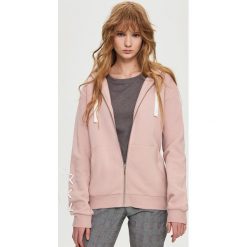 Bluzy rozpinane damskie: Bluza z ozdobnym wiązaniem - Różowy