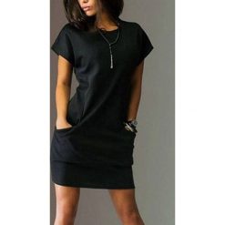 Sukienka TRAVINA BLACK. Czarne sukienki damskie IVET, na co dzień, bez wzorów, eleganckie, bez kołnierzyka, bez rękawów, sportowe. W wyprzedaży za 79,00 zł.