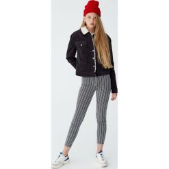 Jeansy skinny fit ze średnim stanem i nadrukiem. Czarne jeansy damskie marki Pull&Bear, z jeansu. Za 99,90 zł.