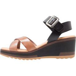Rzymianki damskie: Kickers WIND Sandały na platformie camel/noir